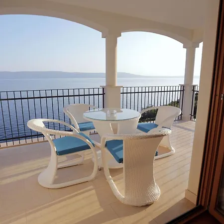Zayml Mit Blick Auf Wasser By Interhome