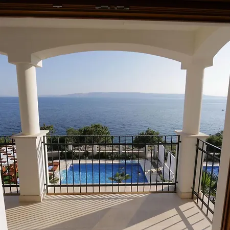 Zayml Mit Blick Auf Wasser By Interhome