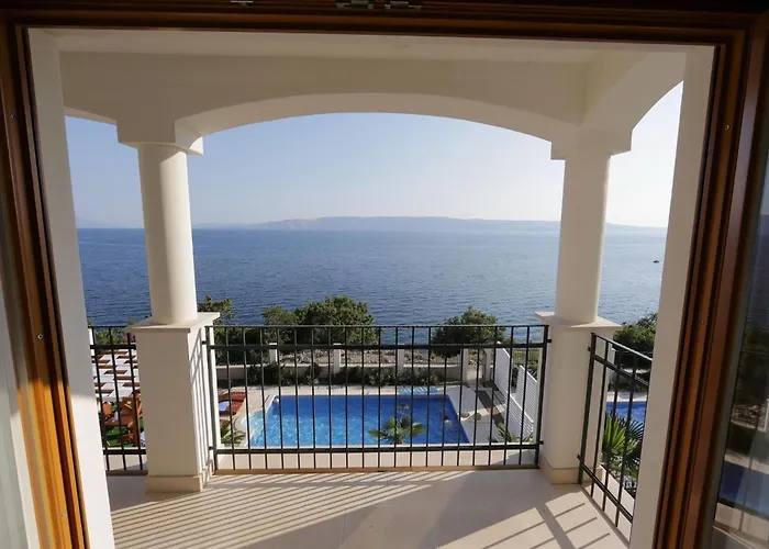 Zayml Mit Blick Auf Wasser By Interhome